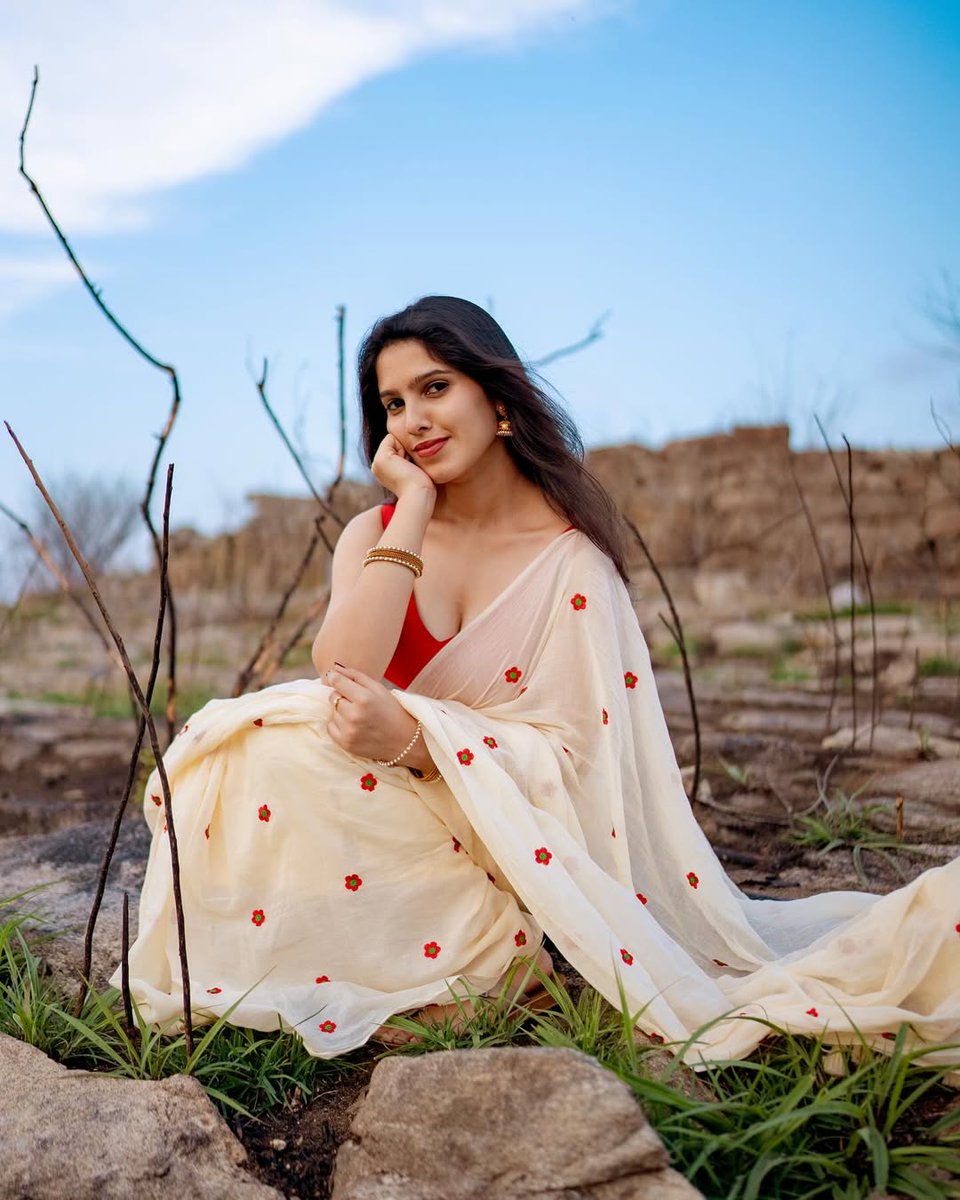 indian_beautee's tweet image. Saree peaking 🤍🤍🤍

Bhoomica 😘✨💫

#Bhoomica
#navel 
#sareebeauty