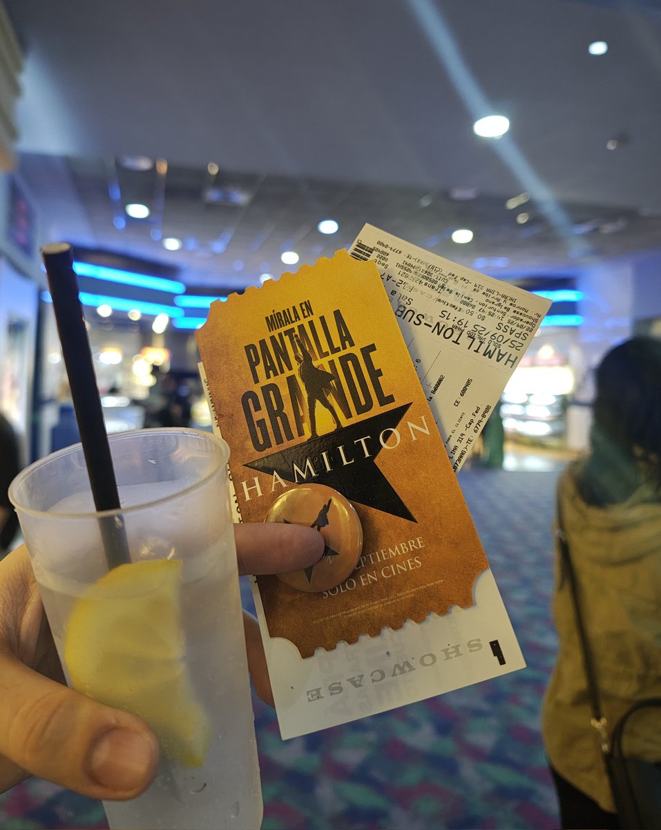 Lbaini's tweet photo. Desde hoy se puede ver Hamilton en el cine, y de verdad que la experiencia es buenísima. Un poco te sentís en el teatro viendo al elenco original.

Qué tipo increíble Leslie Odom Jr. https://t.co/yaocvAK3l0