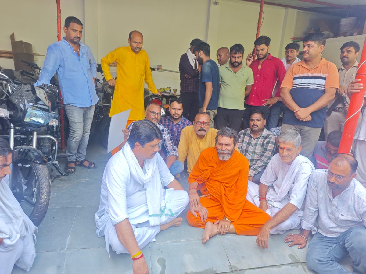 जनता की सेवा करने वाला व्यक्ति। दु:खद घटना की सूचना मिलने पर लखनऊ से सीधे आचार्य संतोष जी महाराज व देवव्रत जी महाराज के निज निवास पर शोक संवेदना व्यक्त करने पहुंचे जनसत्ता दल के राष्ट्रीय अध्यक्ष व कुंडा विधायक माननीय राजा भइया जी। <a href="/Raghuraj_Bhadri/">Raja Bhaiya</a> <a href="/RRPSRaja/">Raja Bhaiya Youth Brigade</a> <a href="/ABPNews/">ABP News</a>