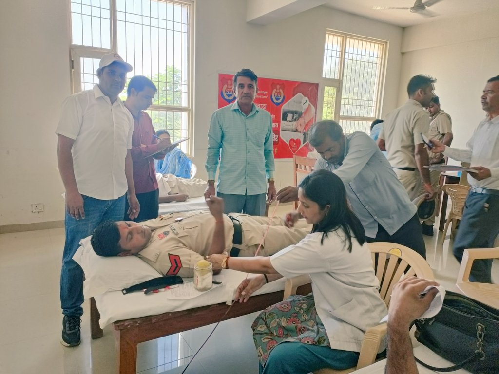 सेवा पखवाड़ा के तहत महेंद्रगढ़ पुलिस ने पुलिस लाइन नारनौल में लगाया रक्तदान शिविर, 27 पुलिस कर्मचारियों ने किया रक्तदान।
<a href="/cmohry/">CMO Haryana</a> <a href="/DGPHaryana/">DGP Haryana Police</a> <a href="/IGP_SouthRange/">IGP South Range Rewari</a> <a href="/police_haryana/">Haryana Police</a>