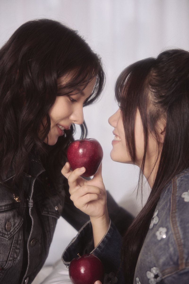 Runaway_GL's tweet image. 🍎แอปเปิ้ลหวานไหมคะพี่มิว รีวิวให้ฟังหน่อย 👀 
@ginaraigoraroii @Plaifahsrc555 

#RunAwayTheSeries #หนีไปก็ตายเปล่า
#Miusic #PLAIFAH_VIIS