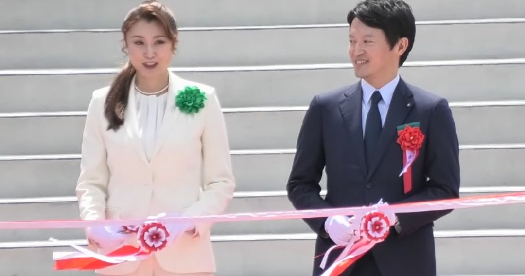 8DWCcNBqbfNZiji's tweet image. 必死でアピールするも、女優の藤原紀香さんにオール無視され、不機嫌になり随行者（多分）を睨む斎藤元彦さん
兵庫県民の藤原紀香さん素敵✨