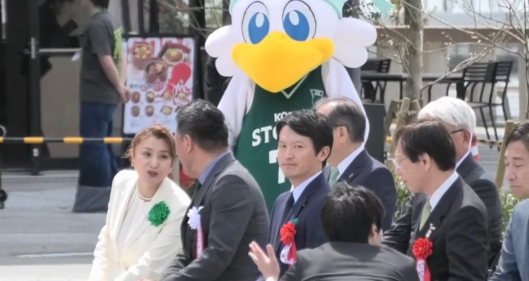 8DWCcNBqbfNZiji's tweet image. 必死でアピールするも、女優の藤原紀香さんにオール無視され、不機嫌になり随行者（多分）を睨む斎藤元彦さん
兵庫県民の藤原紀香さん素敵✨