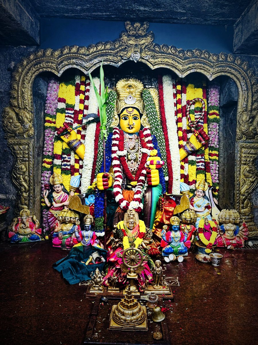 దేవీ శరన్నవరాత్రి ఉత్సవాలలో భాగంగా ఈ రోజు లలిత మహాత్రిపురసుందరీ అలంకరణలో భద్రకాళీ అమ్మవారు...🙏🏻🙏🏻