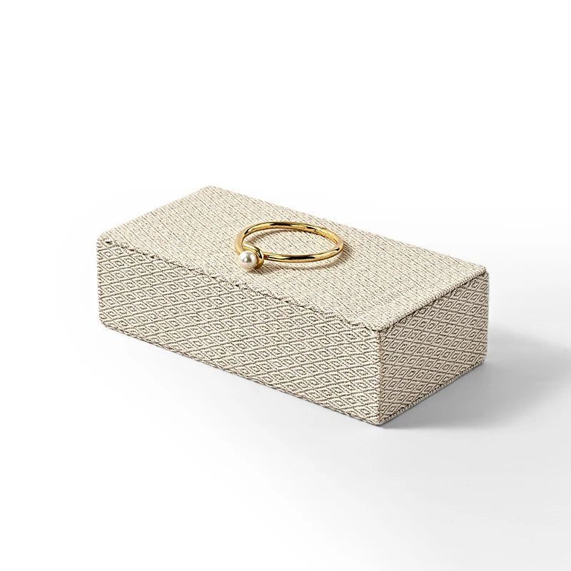 moss_shields's tweet image. Professional displays made easy. This 5-piece set of beige fabric stands elevates jewelry presentation for shops, markets, and photos. #JewelryDisplay #SmallBusiness #RetailTools #ProductPhotography 

mossshields.net/products/oirlv…