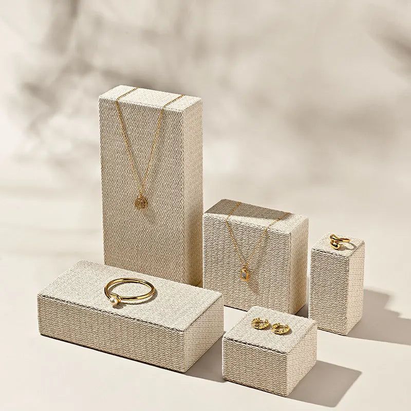 moss_shields's tweet image. Professional displays made easy. This 5-piece set of beige fabric stands elevates jewelry presentation for shops, markets, and photos. #JewelryDisplay #SmallBusiness #RetailTools #ProductPhotography 

mossshields.net/products/oirlv…