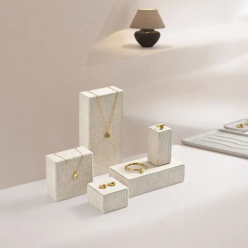 moss_shields's tweet image. Professional displays made easy. This 5-piece set of beige fabric stands elevates jewelry presentation for shops, markets, and photos. #JewelryDisplay #SmallBusiness #RetailTools #ProductPhotography 

mossshields.net/products/oirlv…