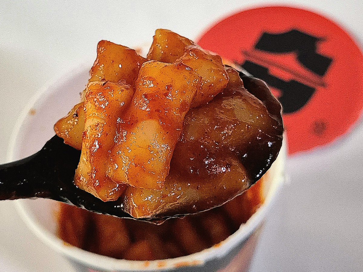 [#편의점신상 ] 습 컵떡볶이 (3,900원)

매운 김치떡볶이를 원한다면 추천드립니다!

매운 김치 시리즈인 '습 시리즈'의 떡볶이 신제품입니다
일단 확실히 매운데, 고통스럽다기보단 맛있게 맵습니다
어쨌거나 김치 시리즈라 그런지 김치맛도 살짝납니다

김치 감칠맛 65 + 고추장 달달함 35 정도!