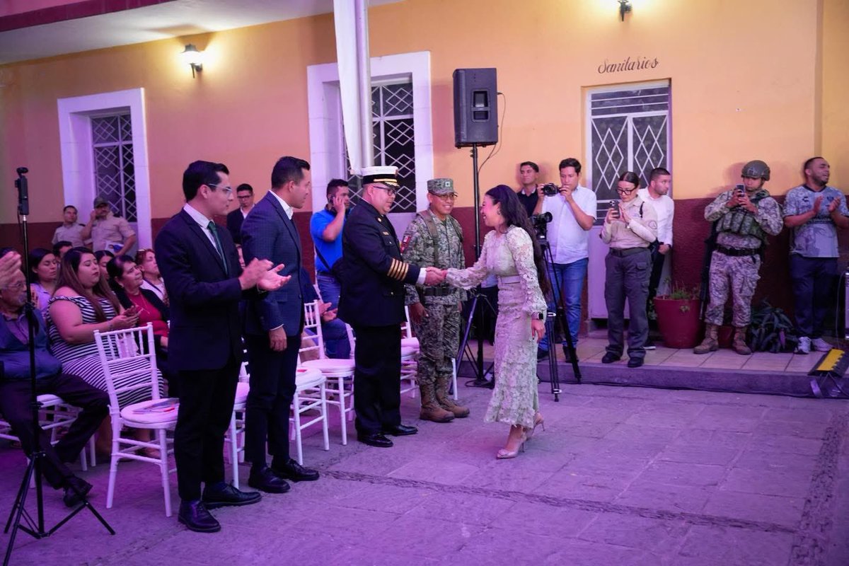 Con gran satisfacción, finalizo este día desde #Sayula,  acompañando a la presidenta municipal Jaz Carrión en su primer informe de actividades, representando a nuestro gobernador <a href="/PabloLemusN/">Pablo Lemus Navarro</a> y llevando su mensaje de respaldo al municipio y a su equipo de gobierno. 👏

De manera