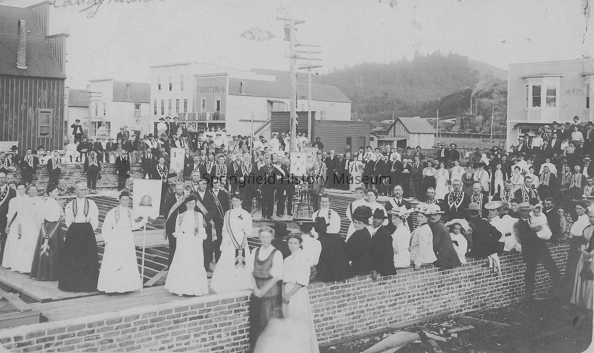 SeanVanGordon's tweet image. Happy #ThrowbackThursday! 🏗️ Here’s a look back to 1907, when the cornerstone was laid for the IOOF building — the same spot that’s now home to Plank Town Brewing Company in downtown Springfield. 🍻 #SpringfieldOR #TBT