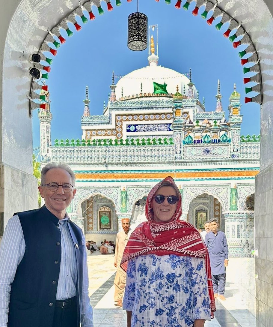 AusHCPak's tweet photo. Enjoying the serenity at the shrine of Shah Abdul Latif #Bhittai 🌿 A spiritual heart of Sindh. His legacy lives on in the rhythm of Sindhi poetry, music, and devotion.
#JummahMubarak ! 🇵🇰 https://t.co/L4pgfWjR7R