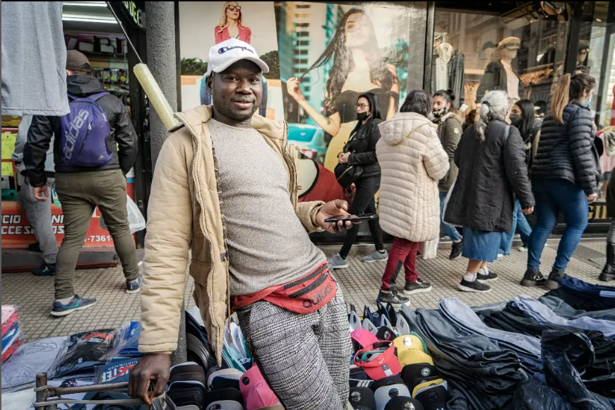 Organización Senegaleses en Lucha quieren apoyar a Larreta para volver a vender en las veredas de Once y Flores. "Queremos volver a vender como antes, con Larreta podíamos hacer plata, pero Jorge Macri nos sacó con la policía para siempre" dijo el delegado Diop Djambari