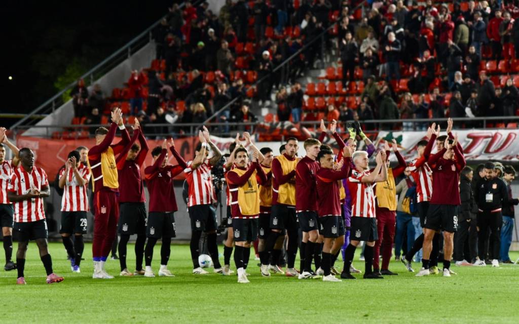No te declares jamás vencido,
aunque mil veces en la lucha caigas.
Que caer no es ceder si has conseguido,
levantarse de nuevo en otras tantas.

ADELANTE ESTUDIANTES ADELANTE