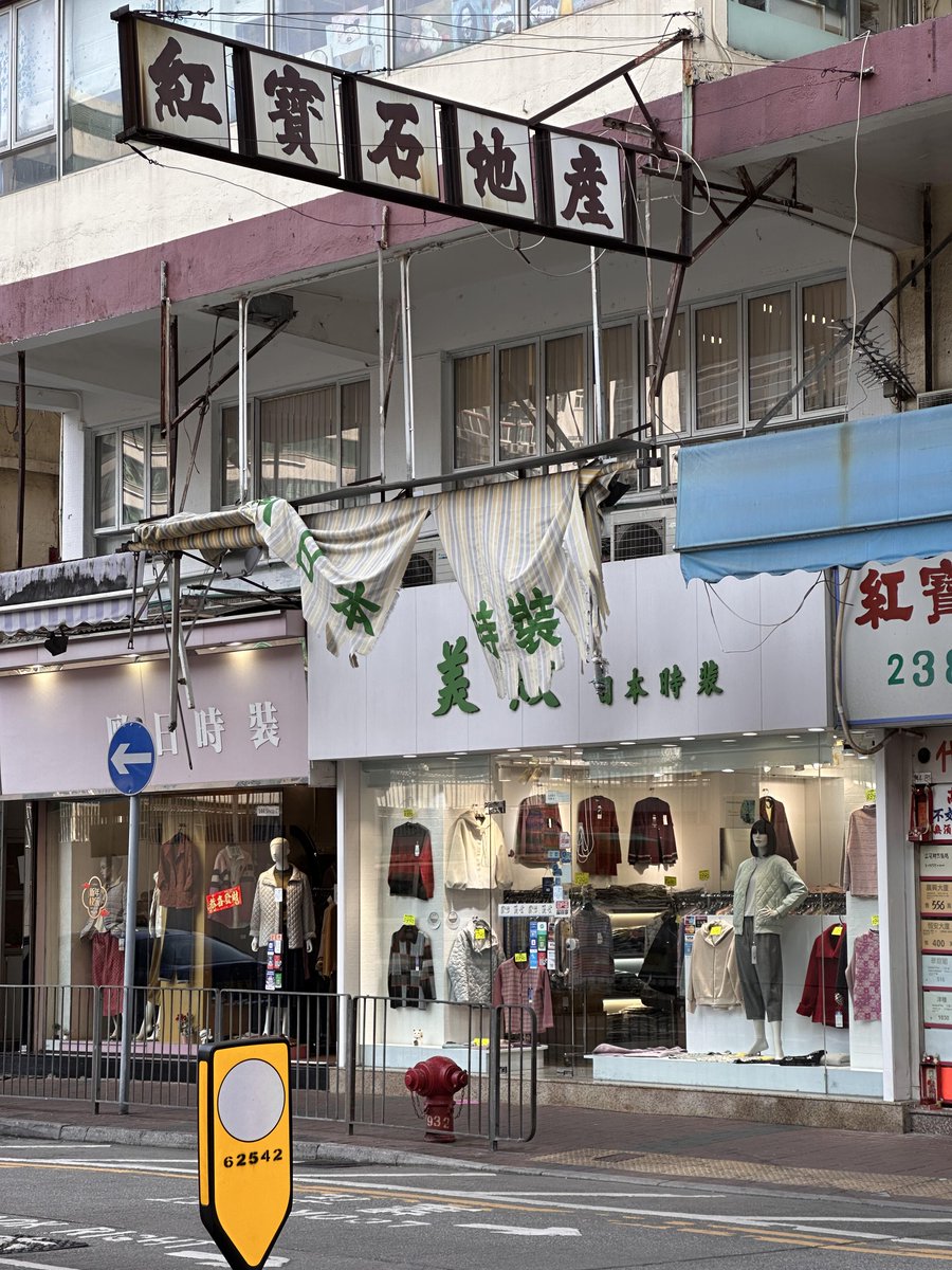 Quincsce's tweet image. 香港の街角で売られているストリートフードはまさに天国です！歩きながら食べるのが本当に幸せ。🍡 #香港ストリートフード #街の美味しさ
