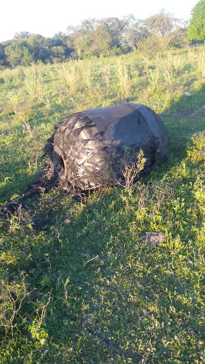 🇦🇷🚨 | En Chaco, Argentina, un objeto sorprendió al caer del cielo.

Se trata de un cilindro carbonizado que impactó en un campo rural de Puerto Tirol y habría llegado desde el espacio.

Aunque aún no hay confirmación oficial, lo más probable es que sea basura espacial,