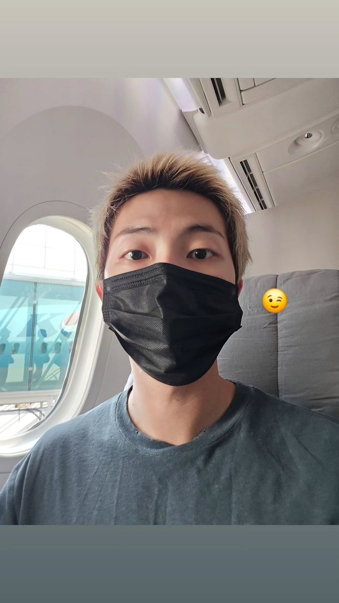 진짜 김남준 귀여움 잔뜩 보이면서 출국길 찍더만 탑승해서도 이렇게 귀엽다 👍🏻◝✩