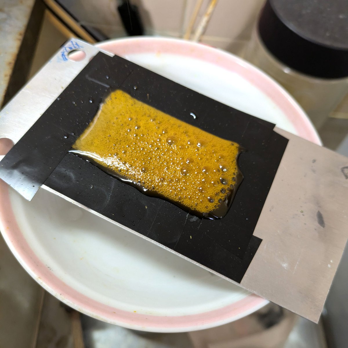 NEO27809986's tweet image. お疲れ様です(^^)

裏フタにマークを入れようと思い
コンビニでコピーしたマークを転写し
テスト用端材にエッチング！

まずまずの結果😆
しかし裏フタ作るの大変だから失敗のリスクを
考えると今回は見送りですかね💦

ヘタレです🤣🤣🤣

#MOD_NEO #VAPE #SemiMechanical #stealth