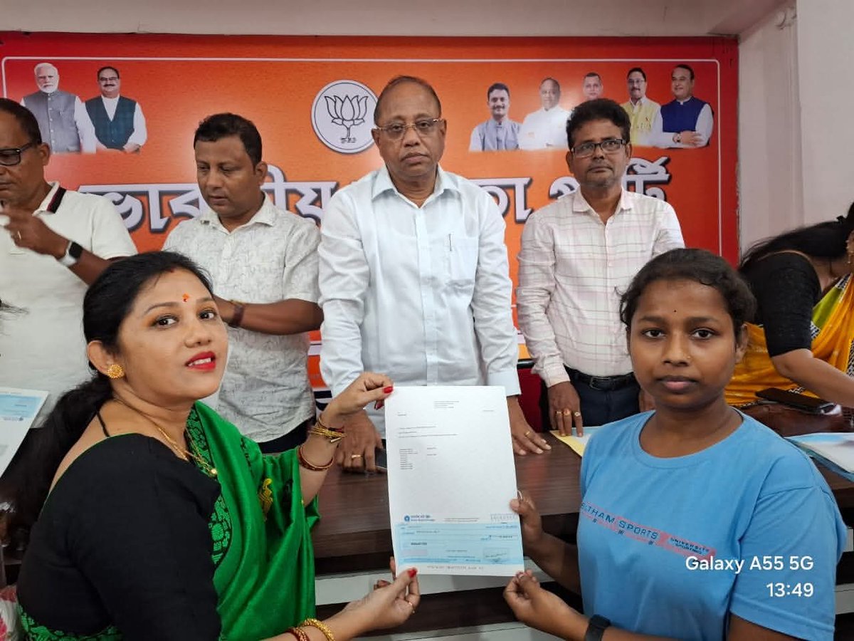 airnews_ghy's tweet image. #Silchar লোকসভা সমষ্টিৰ সাংসদ @ParimalSuklaba1-ই শিলচৰ, ধলাই আৰু উধাৰবন্দ বিধানসভা সমষ্টিৰ দুংস্থ পৰিয়ালৰ ৰোগীসকলক সহায় কৰিবলৈ উধাৰবন্দ, শিলচৰ আৰু ধলাইৰ ২৯২ জন‌ লোকক মুখ্যমন্ত্ৰীৰ বিশেষ সাহায্য পুঁজিৰ চেক বিতৰণ কৰে।
#ChequeDistribution 
#AkashvaniPics: Akhi