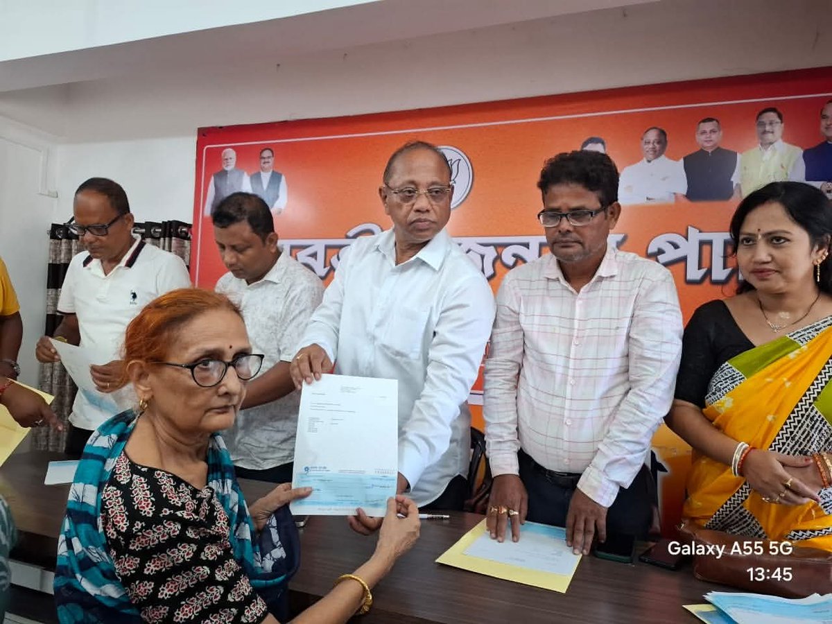 airnews_ghy's tweet image. #Silchar লোকসভা সমষ্টিৰ সাংসদ @ParimalSuklaba1-ই শিলচৰ, ধলাই আৰু উধাৰবন্দ বিধানসভা সমষ্টিৰ দুংস্থ পৰিয়ালৰ ৰোগীসকলক সহায় কৰিবলৈ উধাৰবন্দ, শিলচৰ আৰু ধলাইৰ ২৯২ জন‌ লোকক মুখ্যমন্ত্ৰীৰ বিশেষ সাহায্য পুঁজিৰ চেক বিতৰণ কৰে।
#ChequeDistribution 
#AkashvaniPics: Akhi