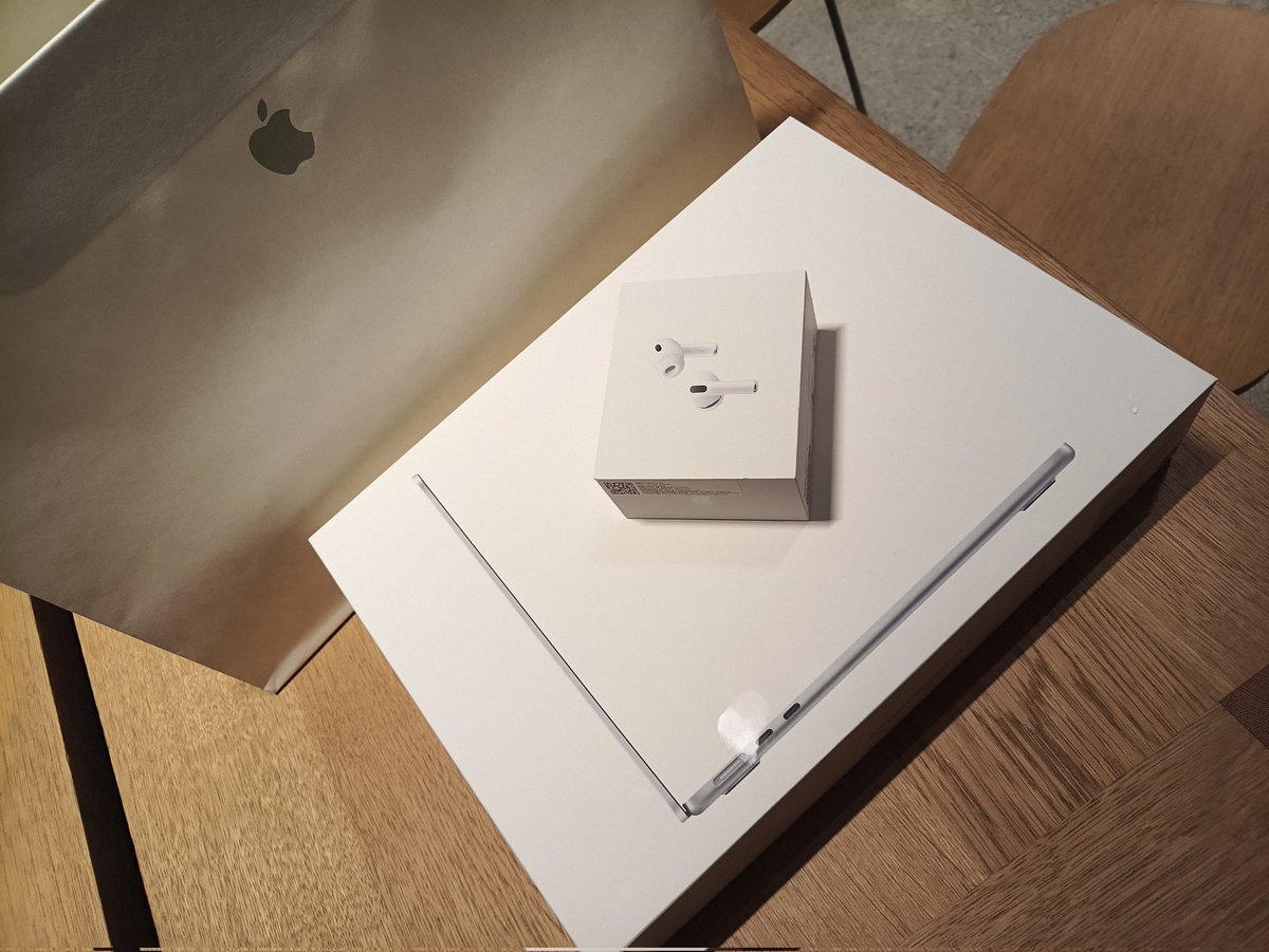 HarshDe76826231's tweet image. First MacBook from Apple Store Saket ✅
Now I finally qualify to sit in cafés and say “I’m working on a project” ☕💻
#MacBook #AppleStore #CafeCoding #TechLife #StudentLife