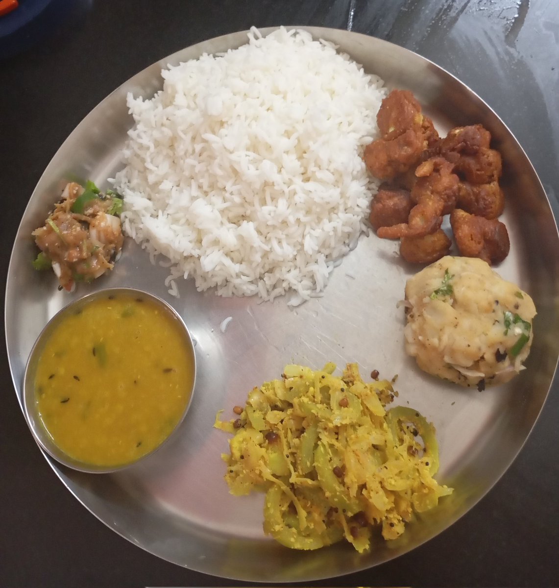 ADikshita's tweet photo. 🍽️ Healthy South Indian + Bengali Lunch 😋
🍚 White Rice
🍆 Brinjal chutney 
🥣 Dal
🥬 Cabbage + Pudalangai poriyal 
🥔 Smashed Potato ball
🥦 Crispy Cauliflower Fry

✨ Balanced, tasty &amp; homemade with love!
#HomemadeLunch #SouthIndianFood #HealthyEating https://t.co/OqljNw8e6q
