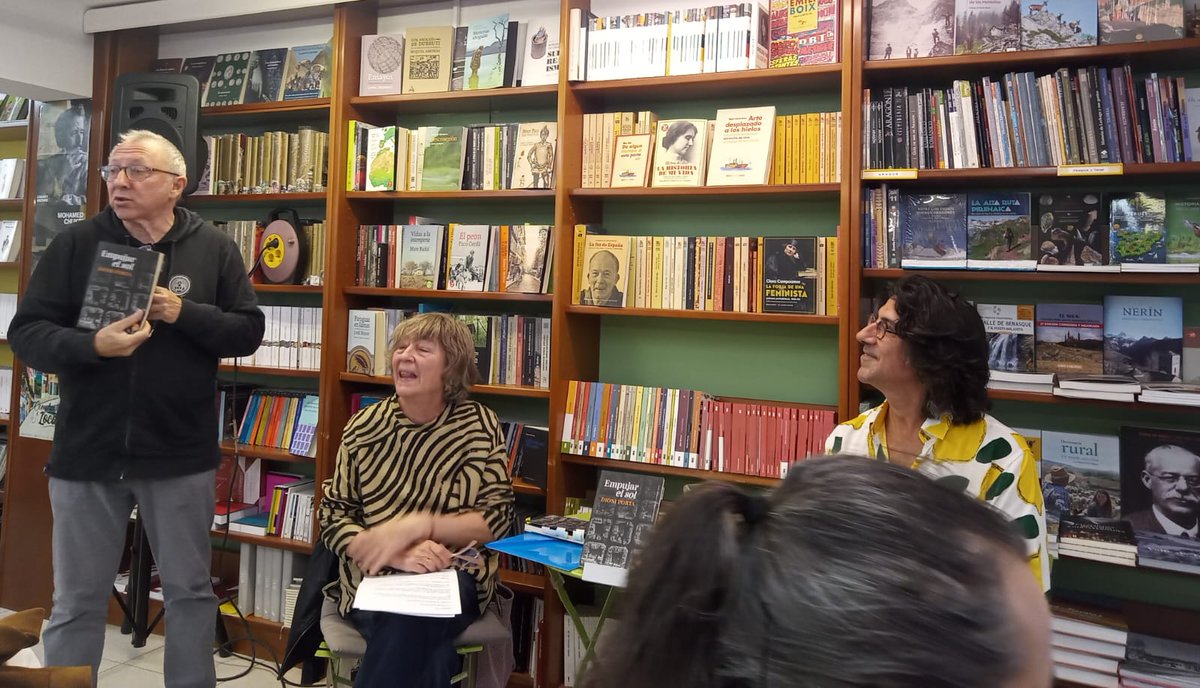 los_aciertos_ediciones (@los_aciertos) on Twitter photo 🎞Fotos de la #presentación del libro «Empujar el sol» en la librería Cálamo de Zaragoza.
Dioni Porta junto con Concha Monserrat.
*
<a href="/dionisioporta/">Dioni Porta</a>
Empujar el sol
Coedición con <a href="/pepitaseditora/">Pepitas editorial</a>
pepitas.net/libro/empujar-… 🎞Fotos de la #presentación del libro «Empujar el sol» en la librería Cálamo de Zaragoza.
Dioni Porta junto con Concha Monserrat.
*
<a href="/dionisioporta/">Dioni Porta</a>
Empujar el sol
Coedición con <a href="/pepitaseditora/">Pepitas editorial</a>
pepitas.net/libro/empujar-…