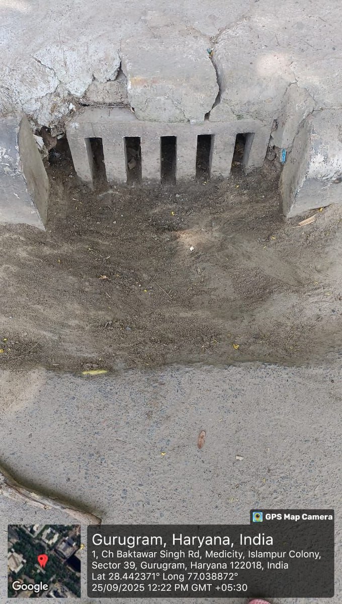 OfficialGMDA's tweet photo. Cleaning of road gullies at master dividing roads of Sectors 32/38 and 38/39 is being done to keep the drains and road side edges, clean, debris-free and to curb water stagnation on the roads. 🧹💧🌿
#drainage #maintenanceworks #cleanroads https://t.co/r0eoLheVBm