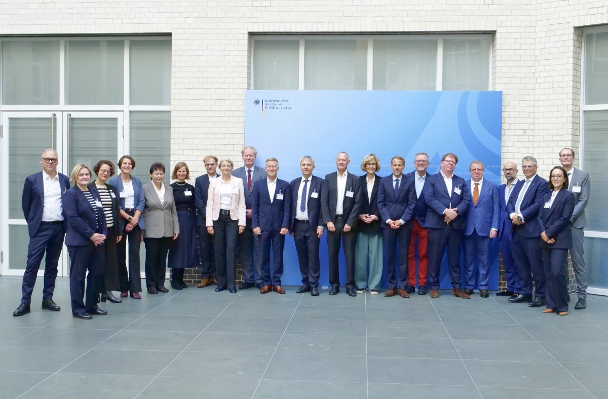 „Strafprozesse in Deutschland dauern oft zu lange. Das wollen wir ändern - ohne rechtsstaatliche Grundsätze preiszugeben“, betont Bundesjustizministerin Hubig. Eine Expertenkommission soll Vorschläge zur Reform des Strafprozesses erarbeiten: bmjv.de/SharedDocs/Pre…