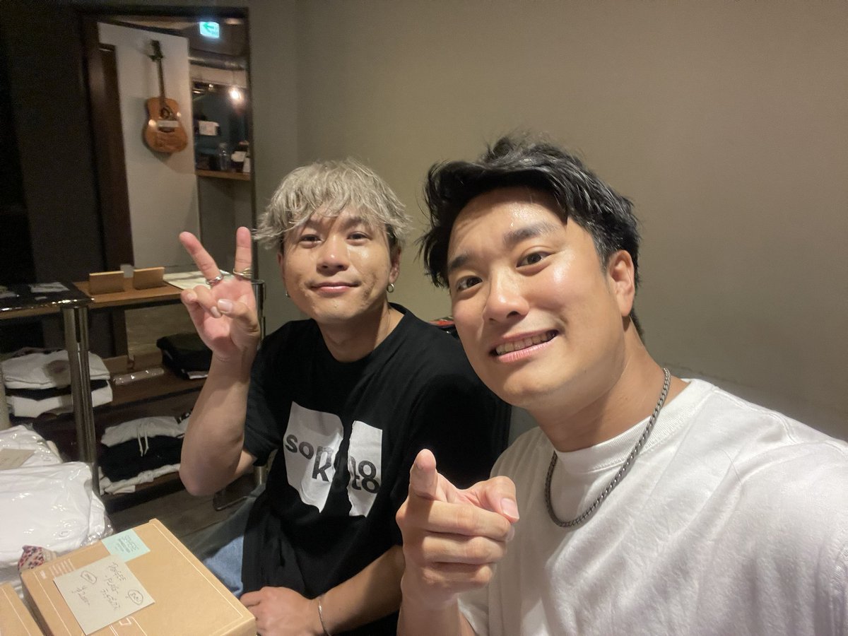 zhNEL4SzNBTcok3's tweet photo. クリニック通院日記
(270 )    9/25(木)その三
18：30に、「#Someno Kyoto」
オープンになって，会場に入ると，ステージにギター🎸とピアノが置かれてました😳
❤️#PONGEE❤️ライブでピアノ？
「#原点回帰」と題した，ライブでは，最近あまり歌わなかった曲を中心に，13曲歌い上げましたが，昔の曲が，なんとバージョンアップして帰ってきました。「8.#ヒカリ」などは，その筆頭でした。
「13.#あなたへ」では、
🕺#上野響🕺くんが，初めて，ピアノ🎹披露してくれました。
所々，飛んだり詰まったりで，やり直しする場面もありましたが，
🎸#浜田しゅん🎸くんの優しいリードで，笑い話に変えながら，演奏が終わりました。会場中，笑いと掛け声が渦巻いてました🥰
アンコールは，総スタンディングで，楽しみました🙋‍♀️🙋‍♀️🙋‍♀️💃💃💃