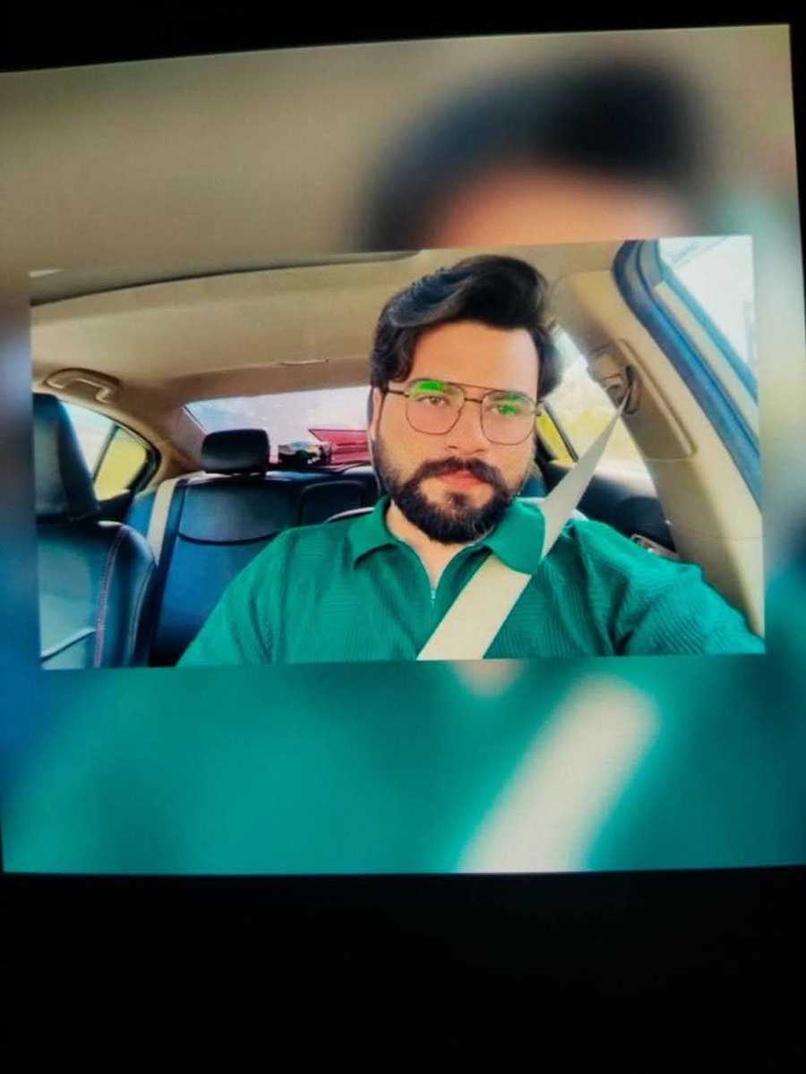 MajidAB_'s tweet photo. بہاول نگر میں بدنام زمانہ اور کرپٹ ترین اربوں پتی شخص نائب قاصد کلّو خان کے بدمعاش بیٹے نے دن دیہاڑے تحصیل دار دفتر کے پاس اس نوجوان اویس چوہدری کو بیدردی سے گولیاں مار کر قتل کر دیا.۔
یہ کیس سی سی ڈی کو دیا جانا چاہیئے
@OfficialDPRPP 
@Dpobahawalnagar https://t.co/igzScV4sZA