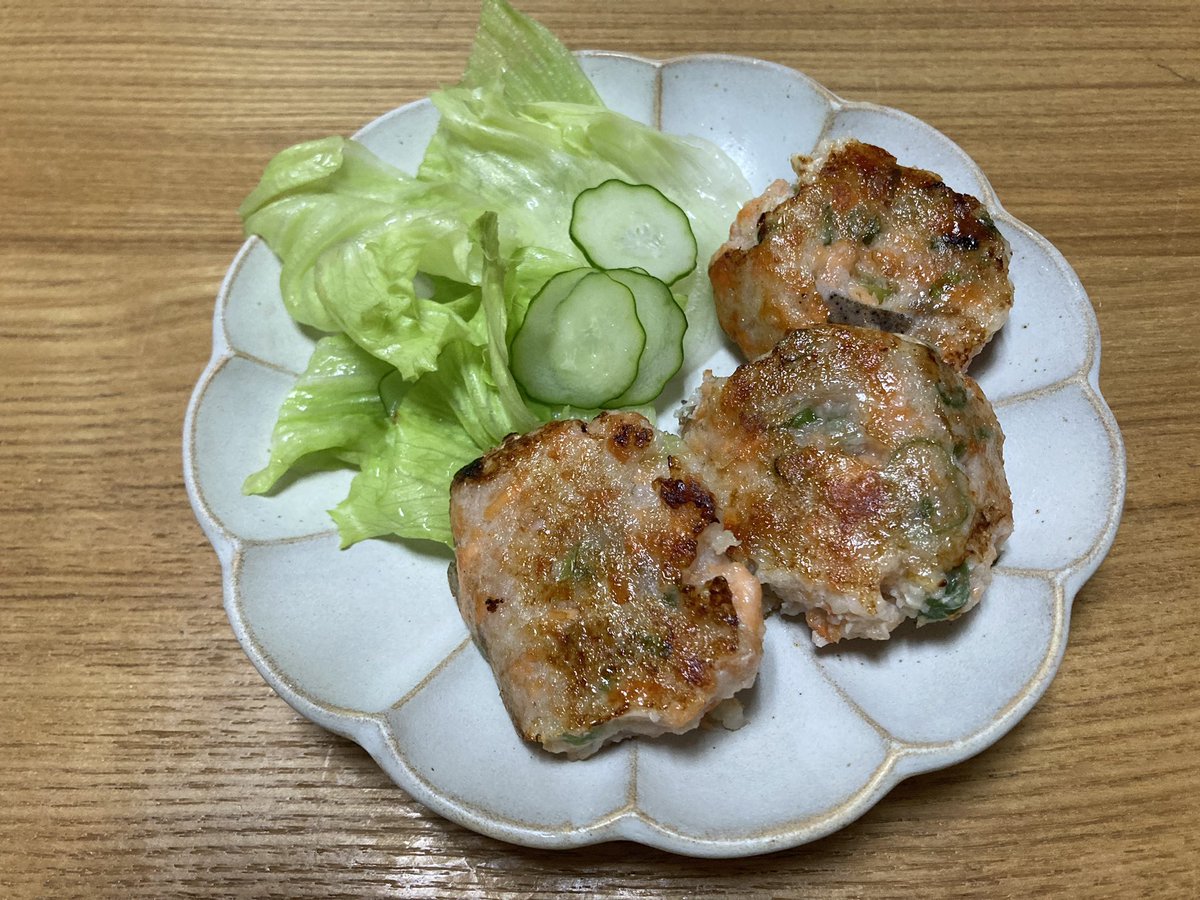 jw2_yume's tweet image. 「賛否両論」笠原さんの鮭のもち揚げ
帰ってからでもすぐ作れる日々のごはんらしいが疲れて帰ってきて鮭をたたいて蓮根をすりおろす気力は恐らく私にはないけど味はおいしいから休みの日にまた作る。
今日で2回目のリピおかず😉