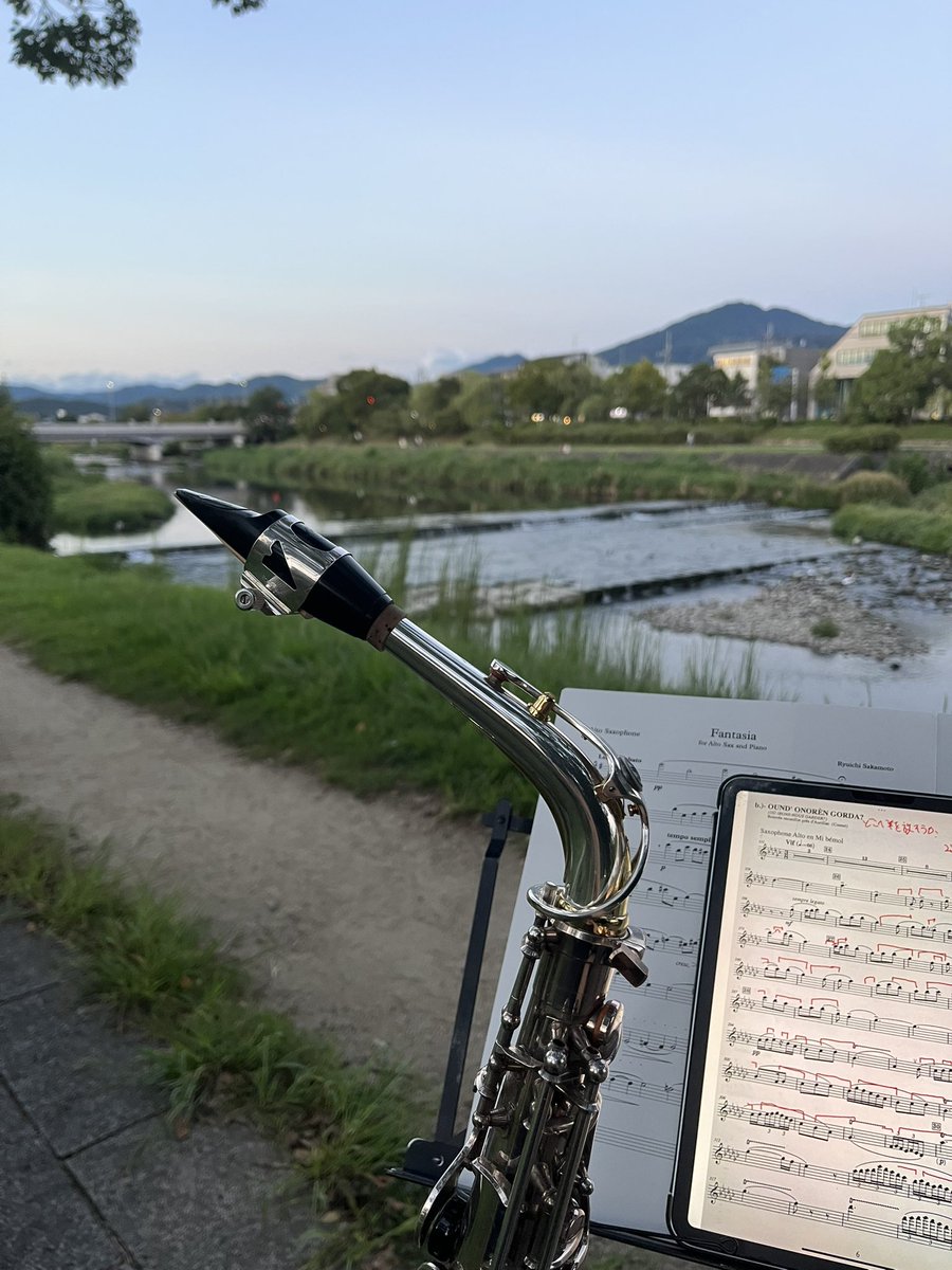 夜の予定がなくなり穴が空いたので約2年ぶりに鴨川で楽器。ここで楽器出すと毎回イベントが発生する。
今回も左京区おじや外国人ニキ複数名に声かけられ演奏サービスしたり被写体になったりと練習に集中するいとまがなかった。みんな自由に好きなことしてる。僕は京都というより左京区が好きなのだろう