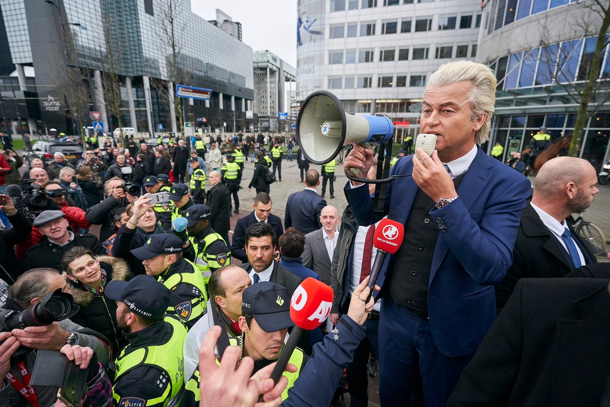 Dat Geert Wilders al bijna twintig jaar onder zware beveiliging leeft, is een tragedie en een smet op Nederland. Geen politicus zou zo moeten leven. Maar zijn persoonlijke lot mag ons niet afhouden van een analyse van zijn methode.

Sinds zijn breuk met de VVD in 2004 bouwt