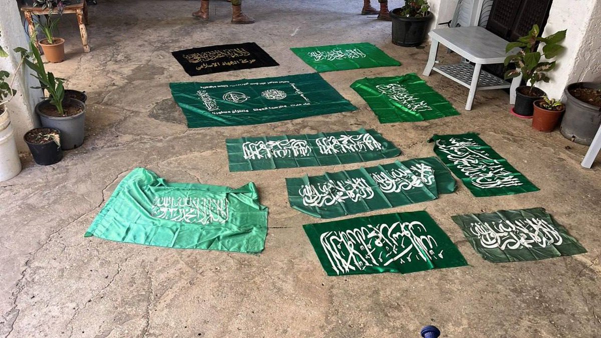 Sarahsa09309757's tweet image. Photo des drapeaux du #Hamas saisis en Judée Samarie 
Je rappelle que ce Breule de Macron a affirmé: il n’y a pas de Hamas en Judée Samarie.

#MacronOut