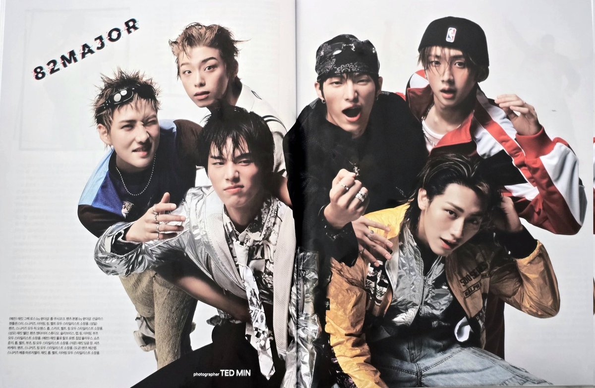 진짜 개ㅐㅐㅐㅐ좋음 새 화보 뜨면 바로 최애 화보 바뀌는 수준으로 ㄹㅈㄷ를 갱신하시네 
님들은 이런 거 하려고 만들어진 팀이세요