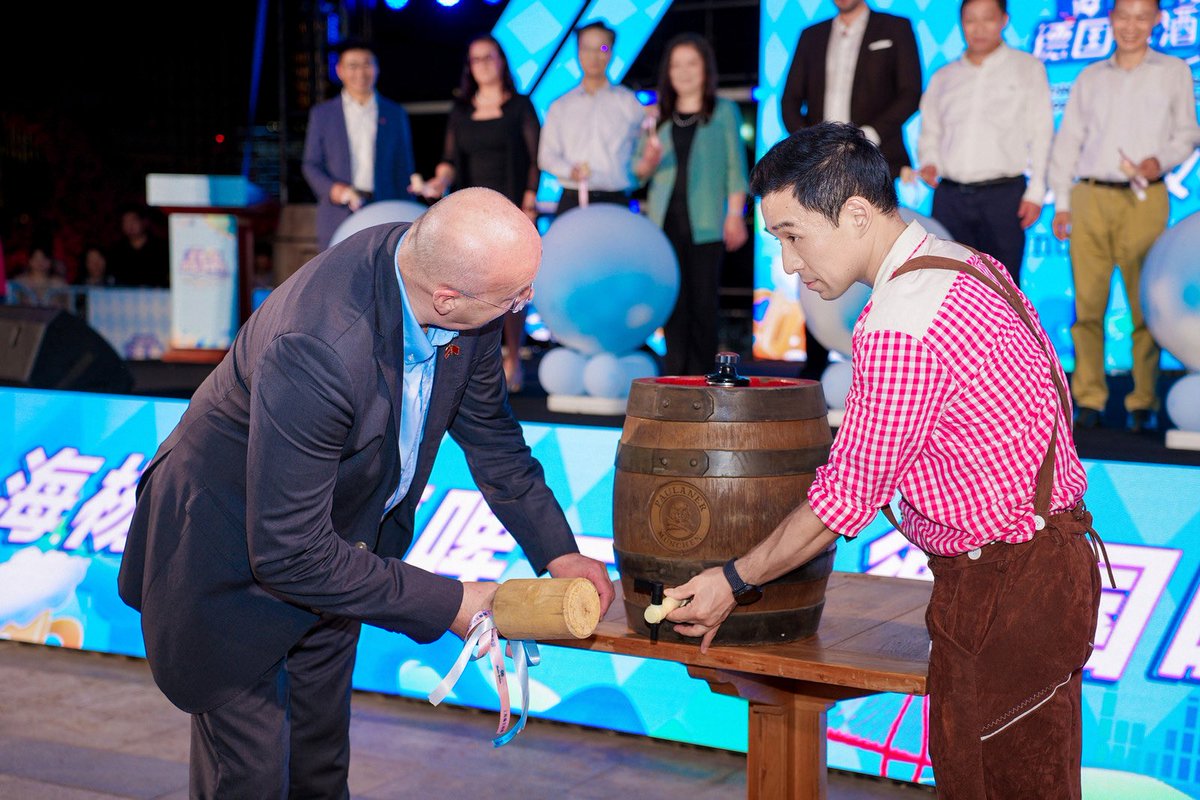 RakowitschHeli's tweet image. 🇦🇹🍻 A true taste of Austria in Shanghai! The grand Oktoberfest opening at Hacker-Pschorr Shanghai was celebrated with authentic Austrian flair – music, hospitality, and a stunning traditional costume fashion show from Austria. @MFA_Austria #Schuerzenliebe #HackerPschorr