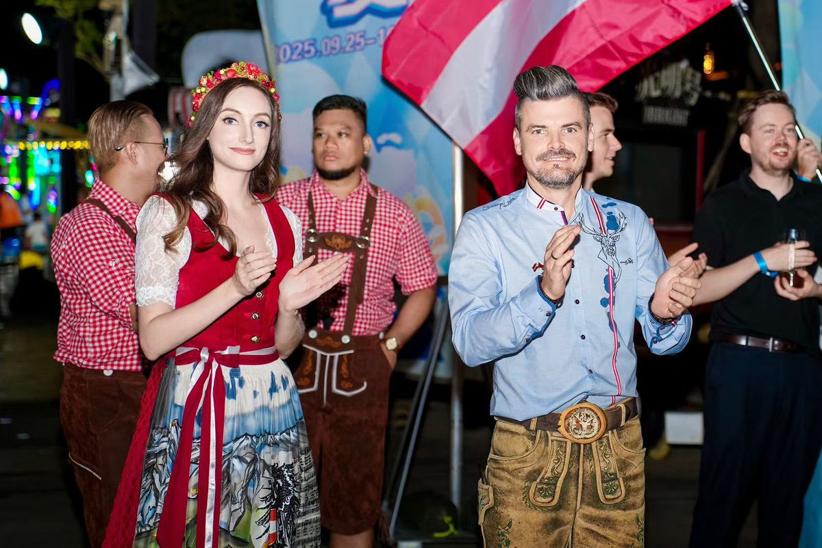 RakowitschHeli's tweet image. 🇦🇹🍻 A true taste of Austria in Shanghai! The grand Oktoberfest opening at Hacker-Pschorr Shanghai was celebrated with authentic Austrian flair – music, hospitality, and a stunning traditional costume fashion show from Austria. @MFA_Austria #Schuerzenliebe #HackerPschorr