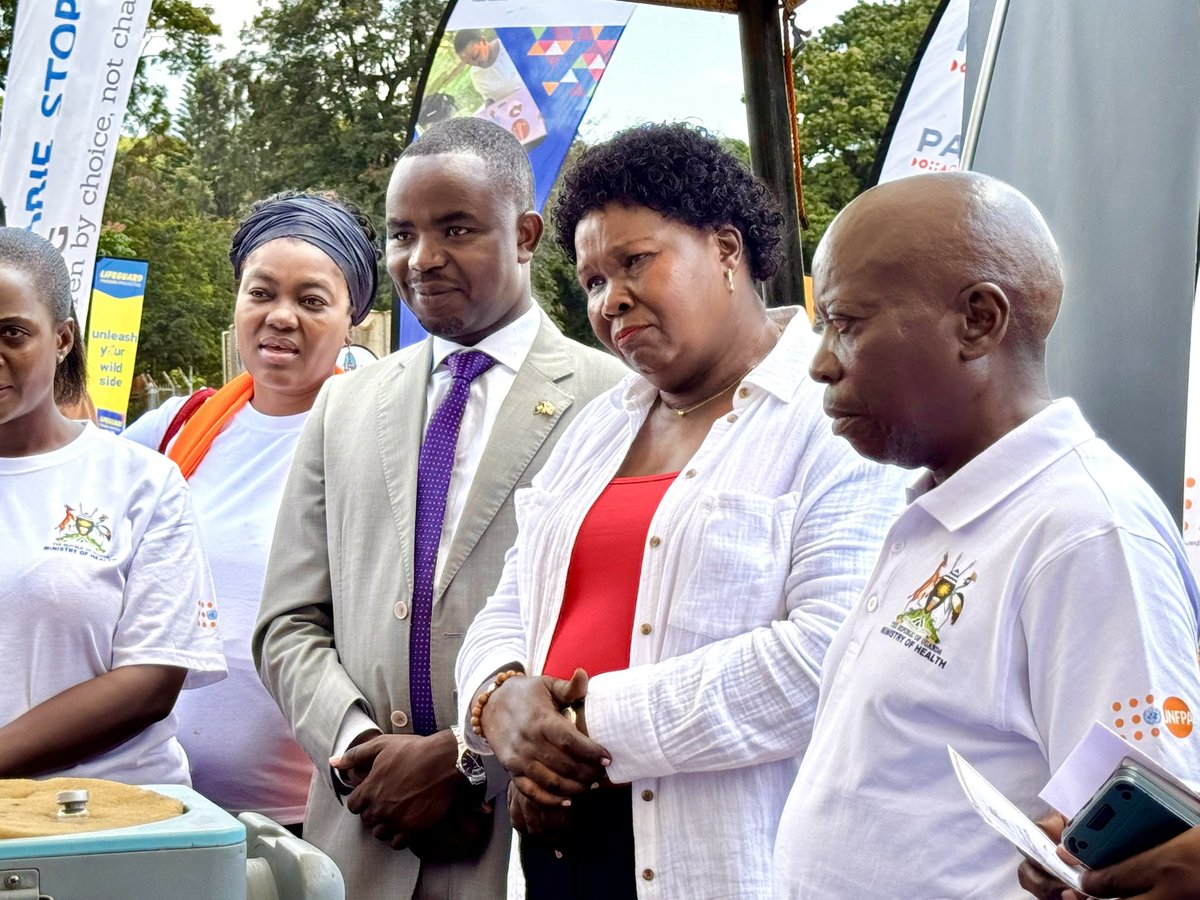 Hon. <a href="/MargaretMuhanga/">Margaret Muhanga</a> of <a href="/MinofHealthUG/">Ministry of Health- Uganda</a> launching the mass vaccination of yellow fever.

#WorldContraceptionDay —Kiboga District.
