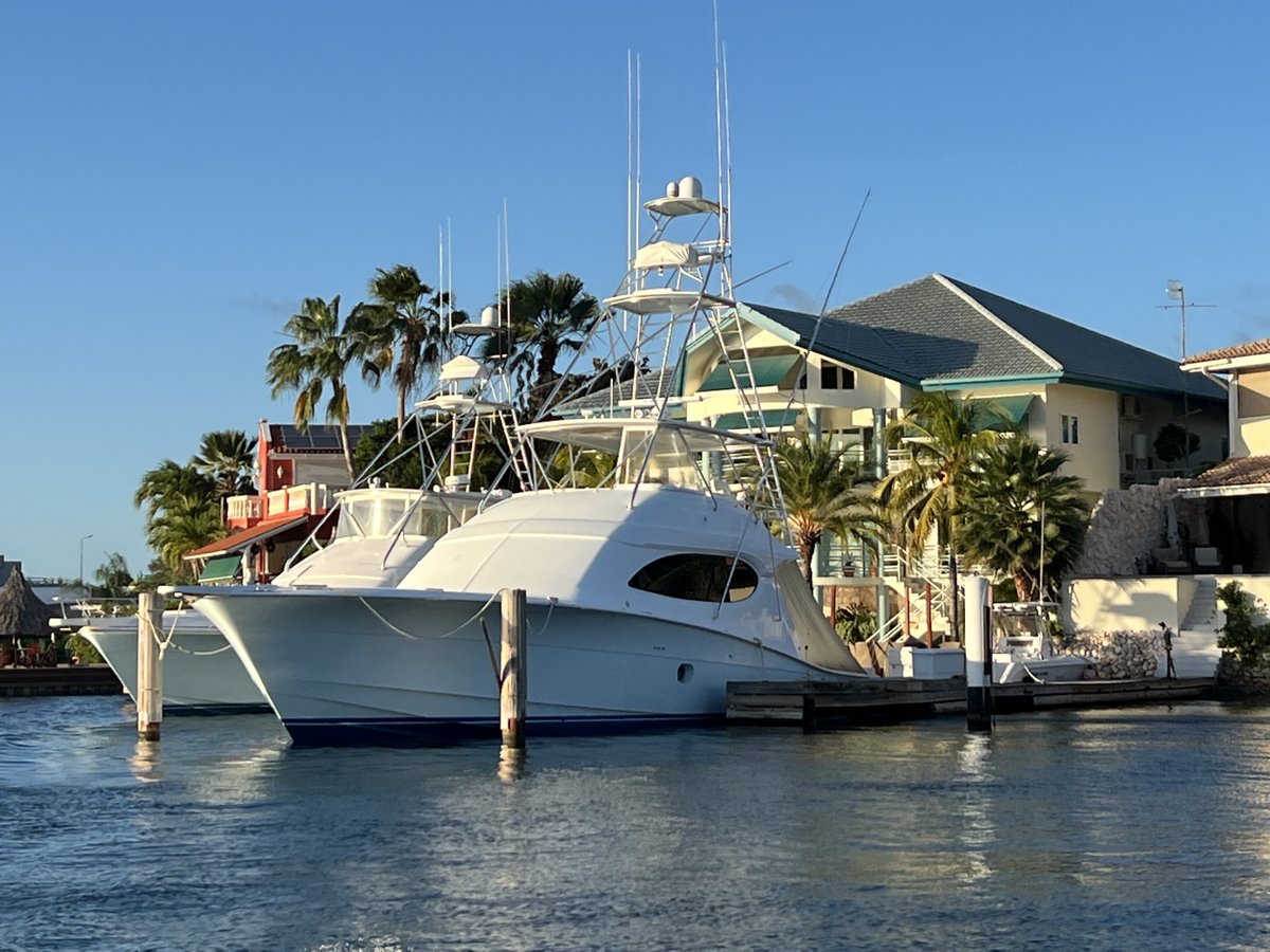 🚢 HATTERAS 64 CONVERTIBLE FOR SALE 🎣
Stunning 4-cabin luxury sportfisher in the Caribbean! 
✨ Twin Cat 32 ACERT,✨ SubZero appliances ✨42' outriggers 
#YachtForSale #Hatteras64 #SportFishing #CaribbeanYachts #LuxuryBoating
🔗 Full details: yachtbrokercaribbean.com/boats/hatteras…