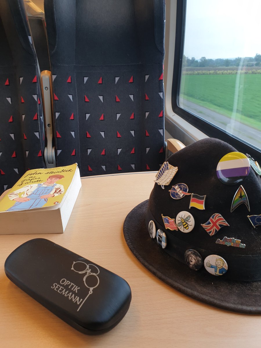 Train ride to Berlin.
Nearly empty.
Much space.
Such quiet.
Insert meme dog here. 😉