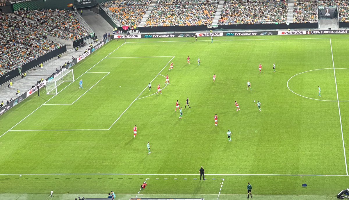 maxbscott's tweet image. With a lot of noise from outside about Ange-ball, the defensive performance against Betis was undoubtedly the most organised, disciplined and balanced we’ve seen so far.
As Betis piled on pressure during 2nd half. The defensive effort was cohesive and conservative.
Been told…