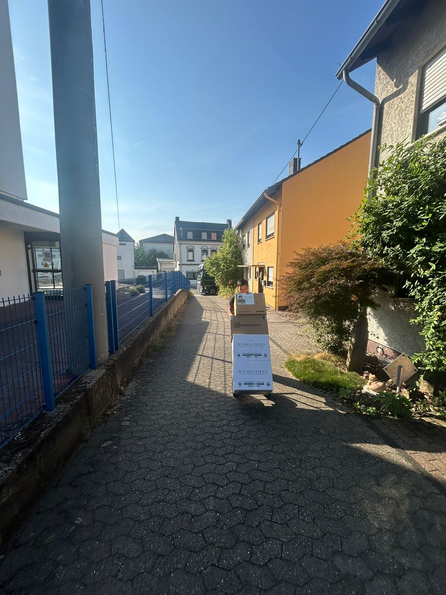 HamiltonsRemove's tweet image. Moving soon?  Hamiltons makes packing easy! We can handle it all or tailor the service to your needs. Boxes, bubble wrap, acid-free tissue, labels — we’ve got you covered.
#HamiltonsRemovals #PackingService #ProfessionalPacking #UKMovers #Removals #ExportPacking