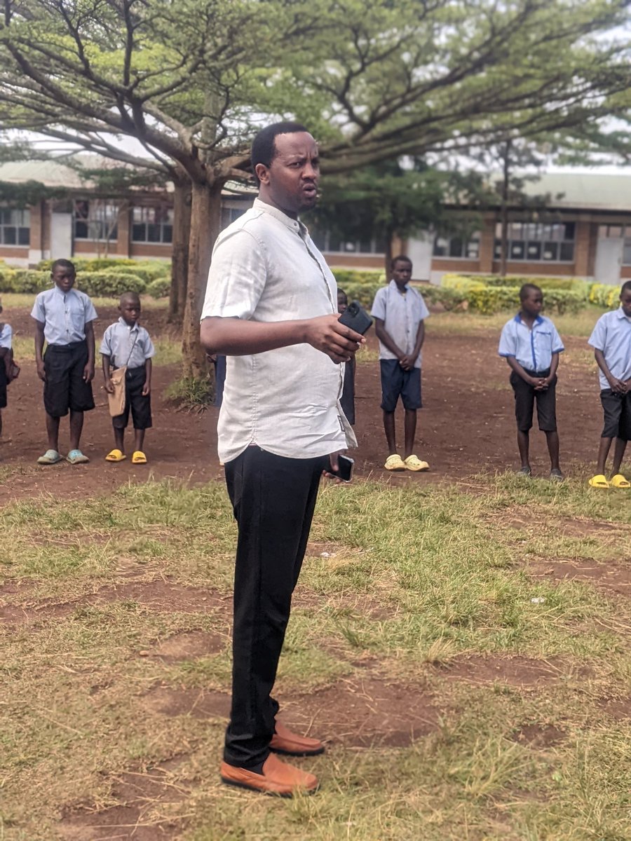 BoscoManirabona's tweet image. Inkunga yakusanyijwe ingana n&apos;ibihumbi 410, dufatanyije n&apos;ubuyobozi bw&apos;umurenge wa Nyamirama muri @KayonzaDistrict ndetse n&apos;abayobozi b&apos;ibigo by&apos;amashuri byatoranyijwe, batugejeje ku bana 140 badafite ubushobozi bishyurirwa umwaka wose byarya ku ishuri saa sita....