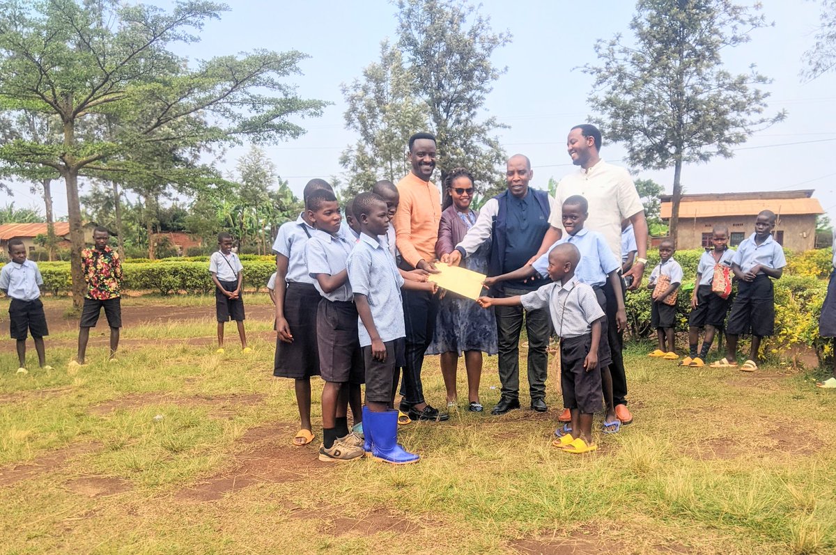 BoscoManirabona's tweet image. Inkunga yakusanyijwe ingana n&apos;ibihumbi 410, dufatanyije n&apos;ubuyobozi bw&apos;umurenge wa Nyamirama muri @KayonzaDistrict ndetse n&apos;abayobozi b&apos;ibigo by&apos;amashuri byatoranyijwe, batugejeje ku bana 140 badafite ubushobozi bishyurirwa umwaka wose byarya ku ishuri saa sita....