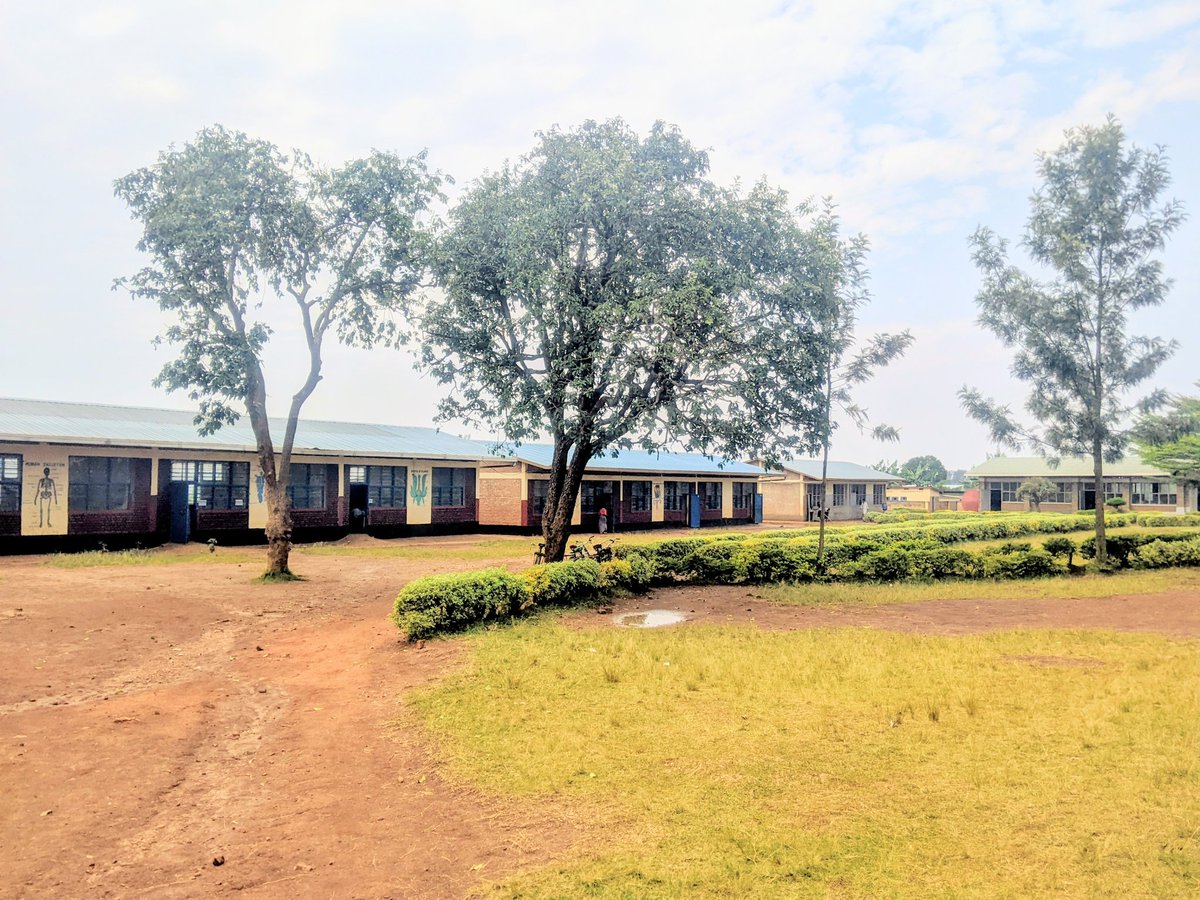 BoscoManirabona's tweet image. Inkunga yakusanyijwe ingana n&apos;ibihumbi 410, dufatanyije n&apos;ubuyobozi bw&apos;umurenge wa Nyamirama muri @KayonzaDistrict ndetse n&apos;abayobozi b&apos;ibigo by&apos;amashuri byatoranyijwe, batugejeje ku bana 140 badafite ubushobozi bishyurirwa umwaka wose byarya ku ishuri saa sita....