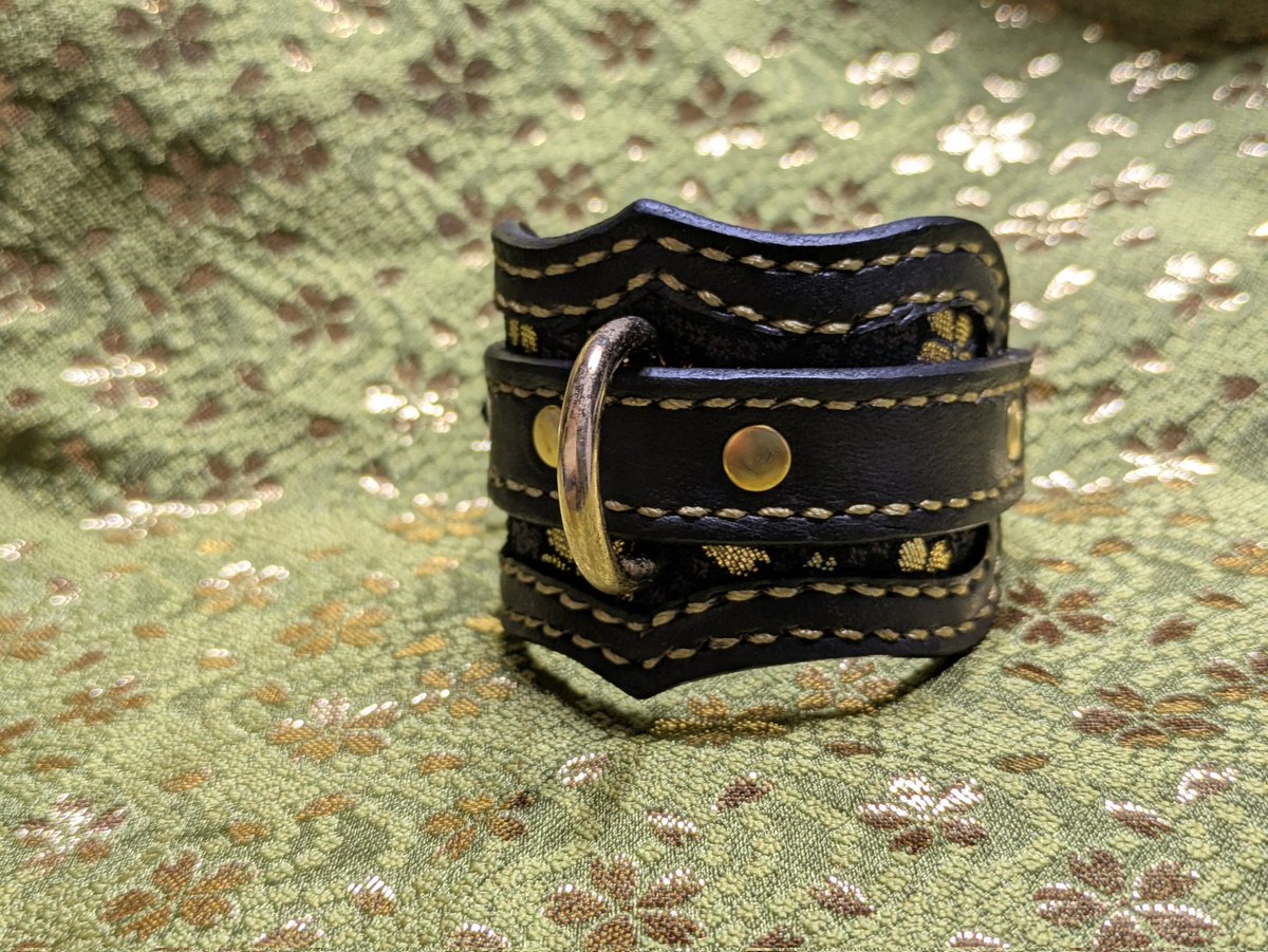 ブレスレット
追加１本完成

ほんとブレスレットばかり作ってるね？
と思われるかもしれないですが
ほんとに 今ブレスレット増加中です

来月他のアイテムも徐々に作りますね