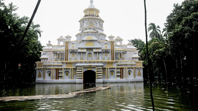 IndiaToday's tweet image. As #Kolkata counts rain deaths, losses, why #Mamata, power agency are sparring
@ArkamoyM✍️

Read more: intdy.in/i7c9rt

#ITInsight #KolkataRains #MamataBanerjee