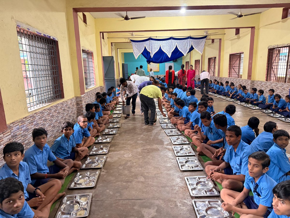 ashwiniksarangi's tweet image. Human Rights International Federation, Odisha ଦ୍ୱାରା ଆୟୋଜିତ ଏକ କାର୍ଯ୍ୟକ୍ରମରେ ବରଗଡ଼ର ବାପୁଜୀ ସ୍ୱତନ୍ତ୍ର ବିଦ୍ୟାଲୟ‌ର ଛାତ୍ରଛାତ୍ରୀଙ୍କୁ ଚାଦର ବଣ୍ଟନ କଲୁ। ସାମାଜ କଲ୍ୟାଣ ଦିଗରେ ଏଭଳି ଏକ ଉଦ୍ୟମ ପାଇଁ ଆୟୋଜକମାନଙ୍କୁ ସାଧୁବାଦ ଜଣାଇଲି।

#SocialCause #HumanRights #Bargarh