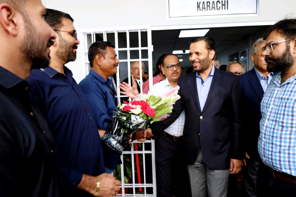 وفاقی وزیرِ صحت سید مصطفیٰ کمال نے پاکستان میڈیکل اینڈ ڈینٹل کونسل (PMDC) ریجنل آفس کراچی میں ڈیجیٹلائزیشن اور اپگریڈیشن کا افتتاح کیا۔
اس موقع پر صدر پی ایم ڈی سی پروفیسر رضوان بھی موجود تھے۔
وفاقی وزیرِ صحت نے فرمایا: “ہم اُمید کرتے ہیں کہ یہ جدید اقدامات طبّی نظام کو مزید مؤثر