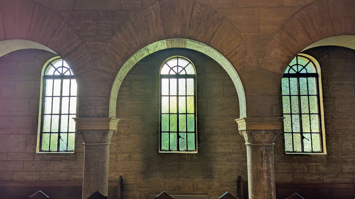 askaterrace's tweet image. ソールチャペルでは、美しいものを見たら溜息が漏れるという人間の習性を思い出させてくれます。画像2枚目、パイプオルガンに隠れている薔薇窓の一部が視認できました。

#神戸女学院　#ヴォーリズ
#近代建築